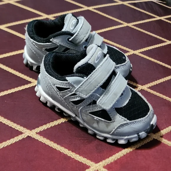 Size 6 toddler shoes - Picture 2 of 5